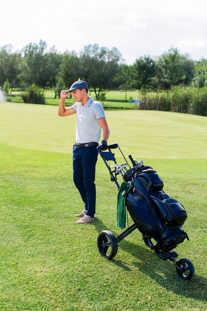 Junger Mann, der Golf spielt