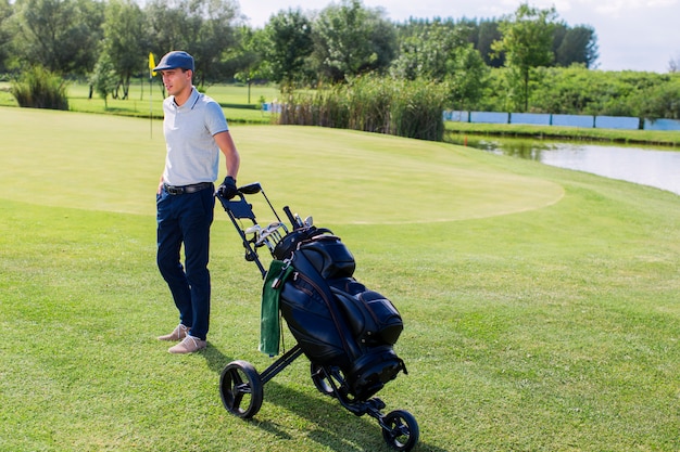 Junger Mann, der Golf spielt