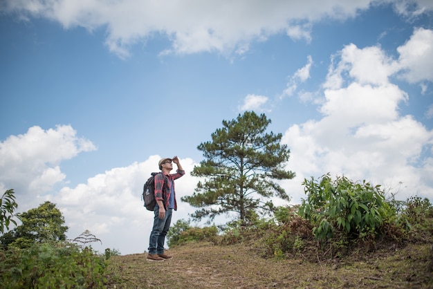 Junger Mann, der herein im Wald wandert