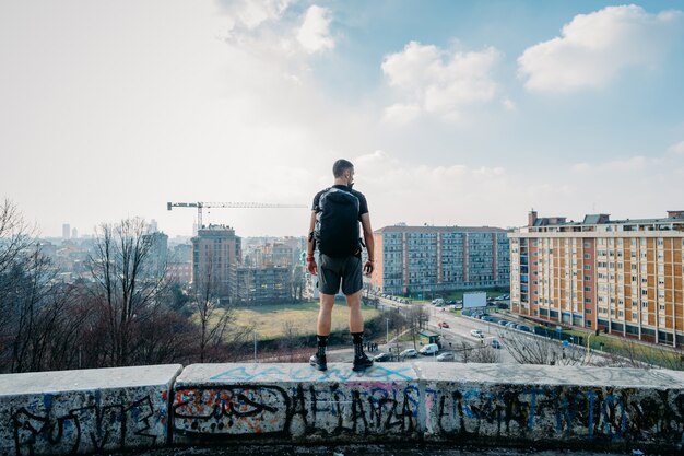 Junger Mann der hinteren Ansicht, der weg von ihm allen stehend ist