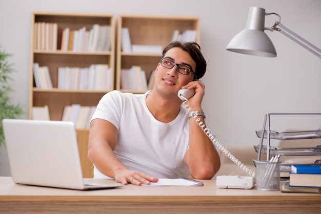 Junger mann, der im büro arbeitet