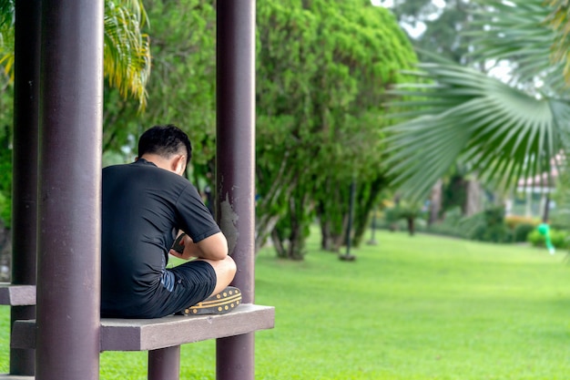 Foto junger mann, der in einem garten sich entspannt