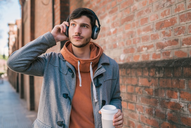 Junger Mann, der Musik hört.