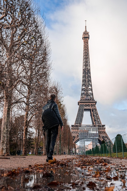 Junger Mann, der Paris und den Eiffelturm in Frankreich erforscht. Schönes Wetter.