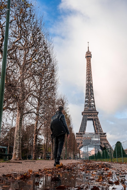 Junger Mann, der Paris und den Eiffelturm in Frankreich erforscht. Schönes Wetter.