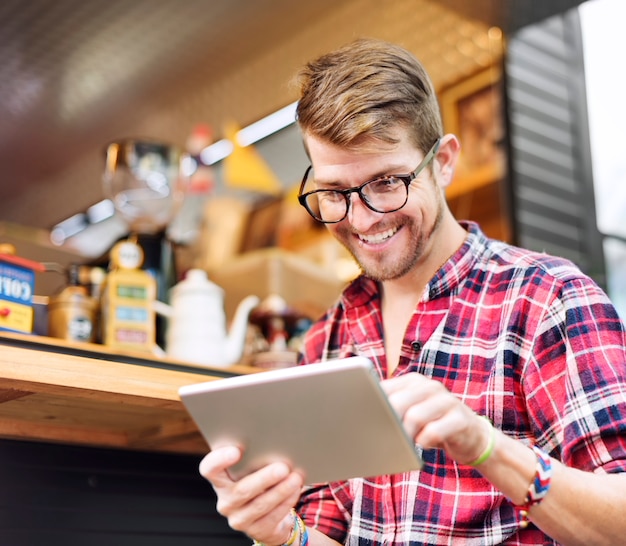 Junger Mann, der Tablet-Konzept grasen