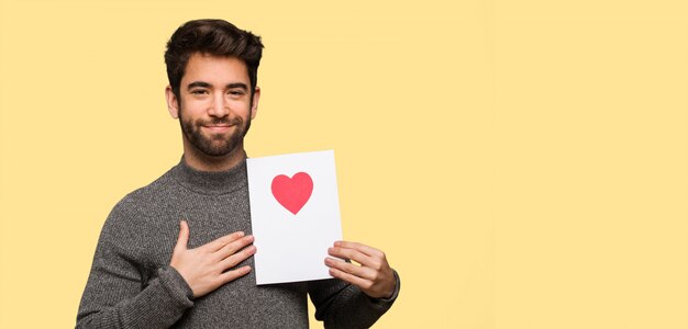 Junger Mann, der Valentinsgrußtag feiert