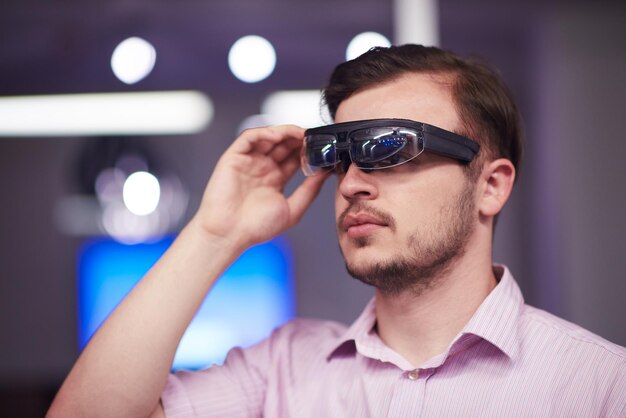 junger mann, der virtual-reality-gadget-computertechnologiebrille verwendet