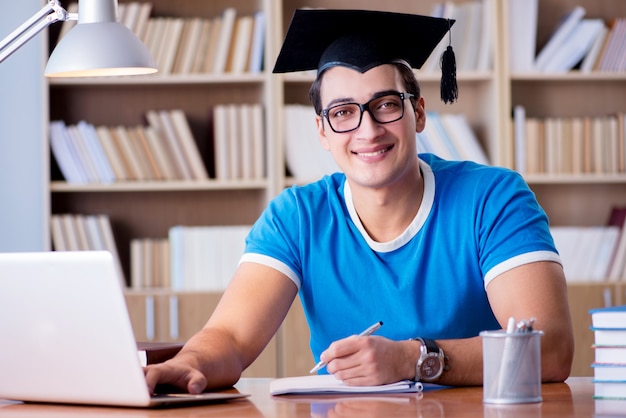 Junger Mann, der von der Universität graduiert