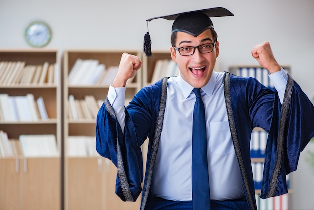 Junger Mann, der von der Universität graduiert