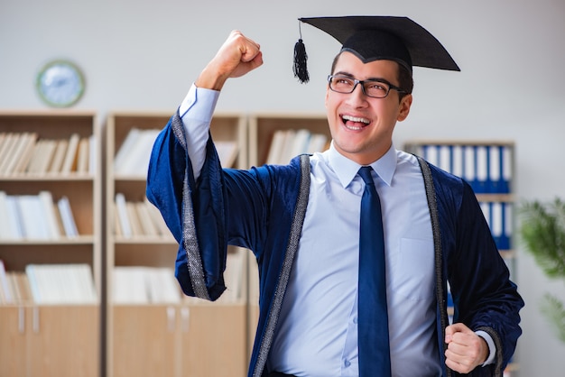 Junger Mann, der von der Universität graduiert