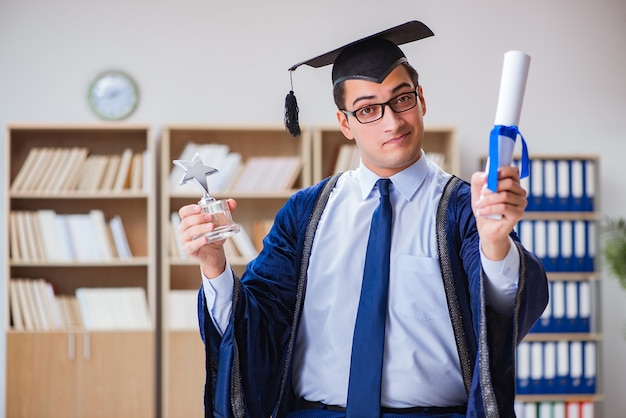 Junger Mann, der von der Universität graduiert