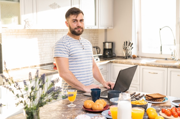 Junger Mann, der von zu Hause aus arbeitet