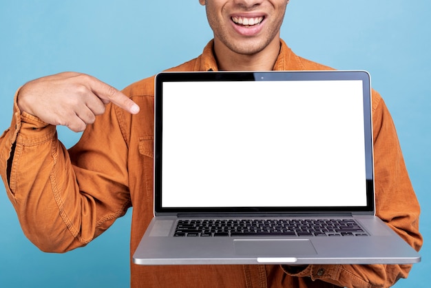 Foto junger mann des smiley, der ein notizbuch zeigt