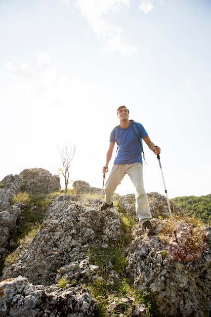 Junger Mann genießt zu wandern