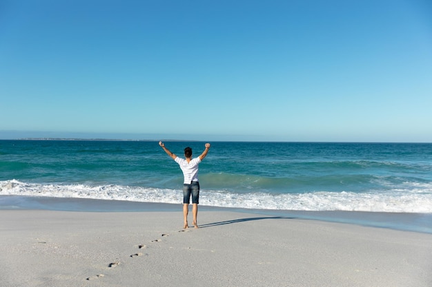 Junger Mann glücklich am Strand