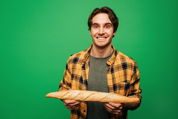 Junger Mann hält Brot und fühlt sich gut