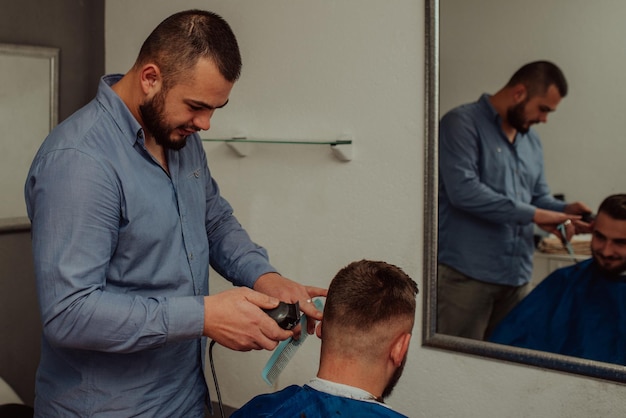 Junger Mann im Barbershop Hair Care Service Concept Selektiver Fokus Foto in hoher Qualität