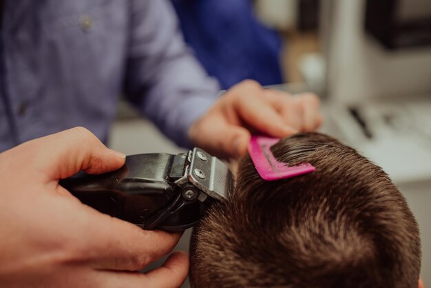 Junger Mann im Barbershop Hair Care Service Concept Selektiver Fokus Foto in hoher Qualität