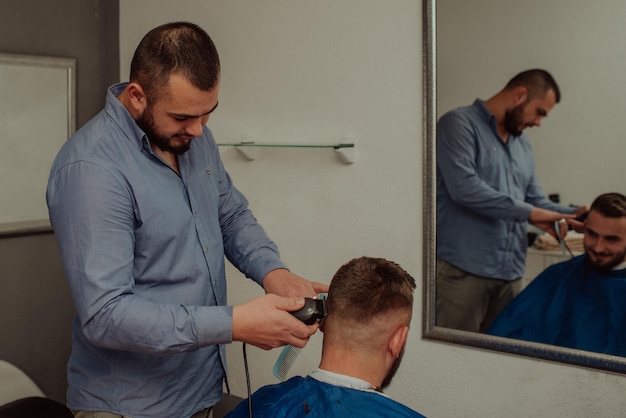 Junger Mann im Barbershop Hair Care Service Concept Selektiver Fokus