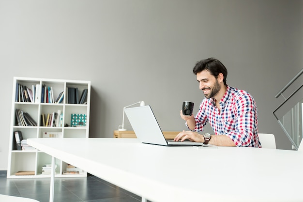 Junger Mann im Büro