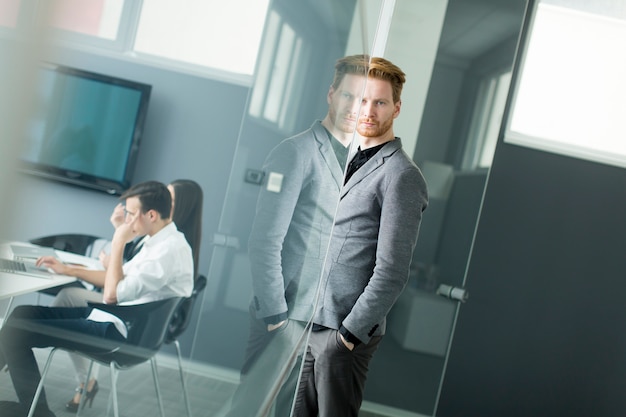 Junger Mann im Büro