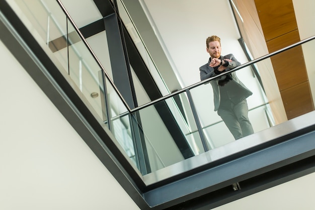 Junger Mann im Büro