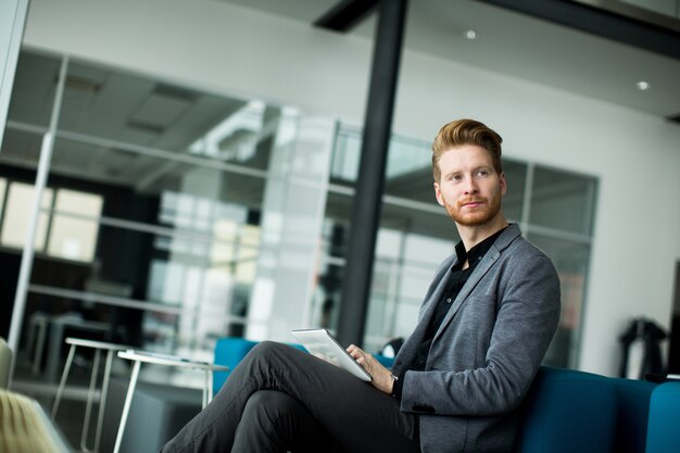 Junger Mann im Büro