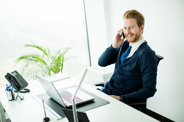 Junger Mann im Büro