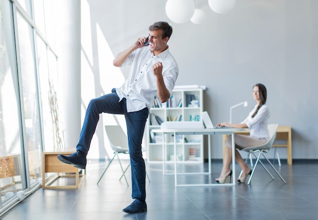 Junger Mann im Büro