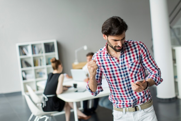 Junger Mann im Büro