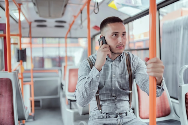 Foto junger mann im bus