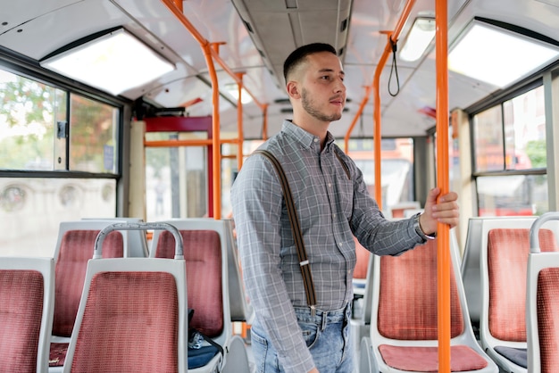 Junger Mann im Bus