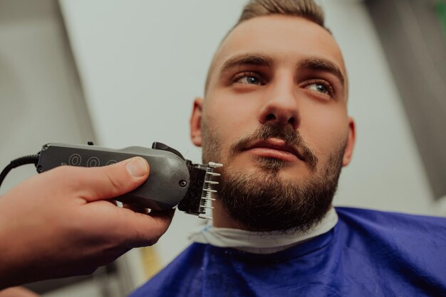 Junger Mann im Friseursalon-Haarpflege-Service-Konzept