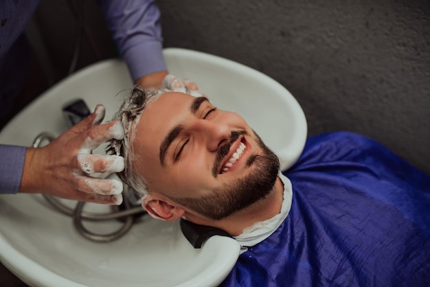 Junger Mann im Friseursalon-Haarpflege-Service-Konzept