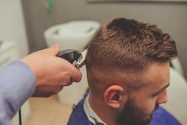 Junger Mann im Friseursalon-Haarpflege-Service-KonzeptJunger Mann im Friseursalon-Haarpflege-Service-Konzept