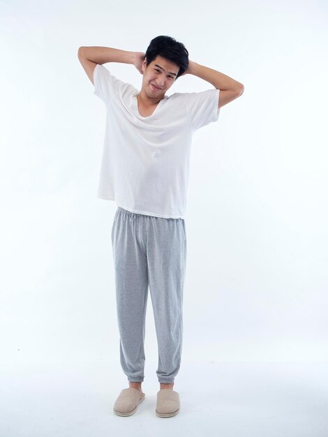 Foto junger mann im pyjama auf weißem hintergrund