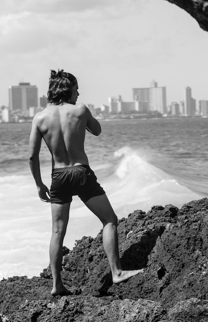 Junger Mann im Urlaub in Havanna