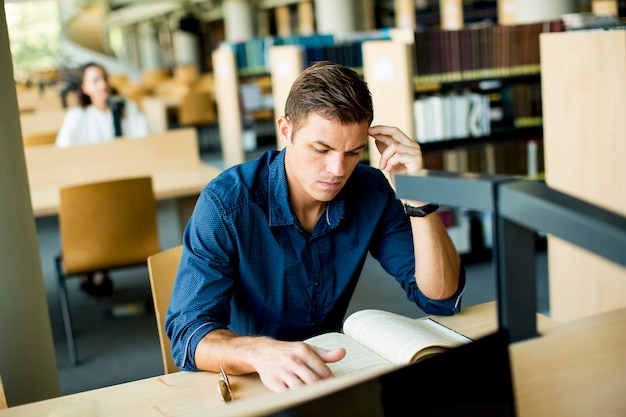 Junger Mann in der Bibliothek