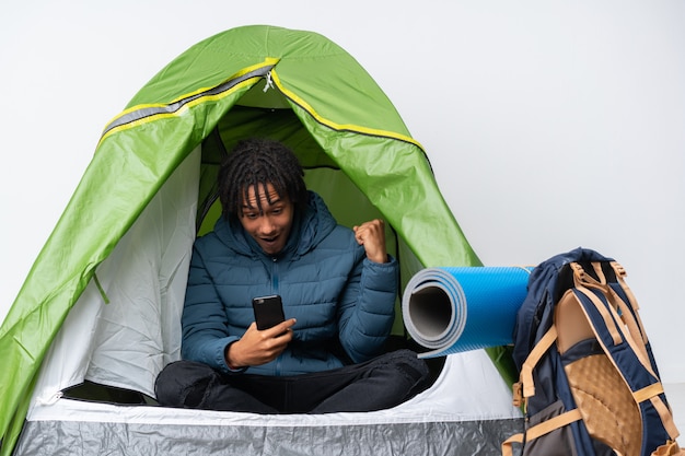 Junger Mann in einem Campingzelt