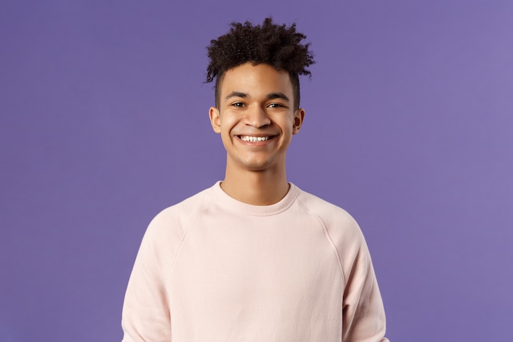 Foto junger mann in einem rosa sweatshirt