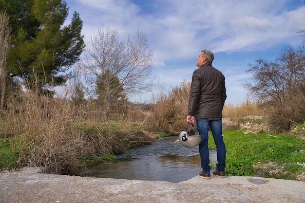 junger Mann in Landschaft