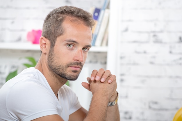 junger Mann in seinem Büro