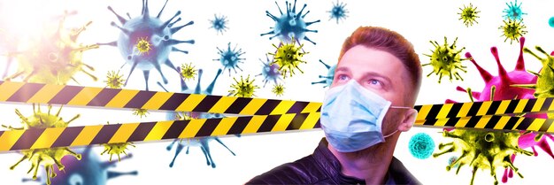 Junger Mann in steriler Gesichtsmaske gegen Corona-Virus.