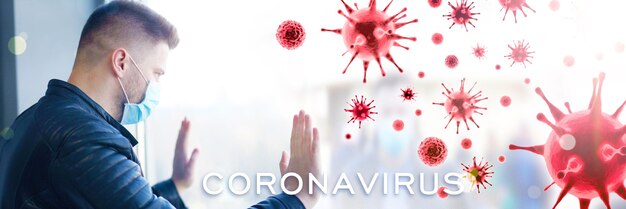 Junger Mann in steriler Gesichtsmaske gegen Corona-Virus.