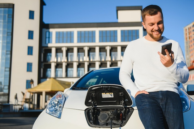 Junger Mann lädt sein Auto auf