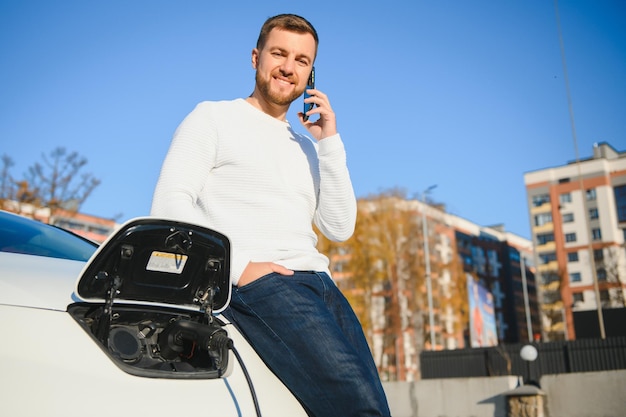 Junger Mann lädt sein Auto auf