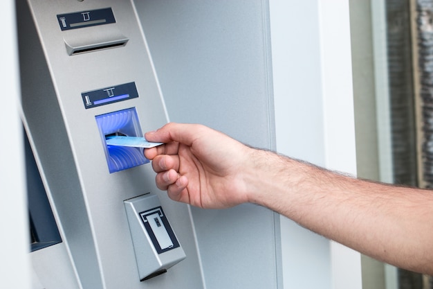 Junger Mann legte seine Kreditkarte am Geldautomaten ab