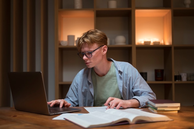 Foto junger mann lernt in einem virtuellen klassenzimmer