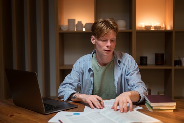 Foto junger mann lernt in einem virtuellen klassenzimmer